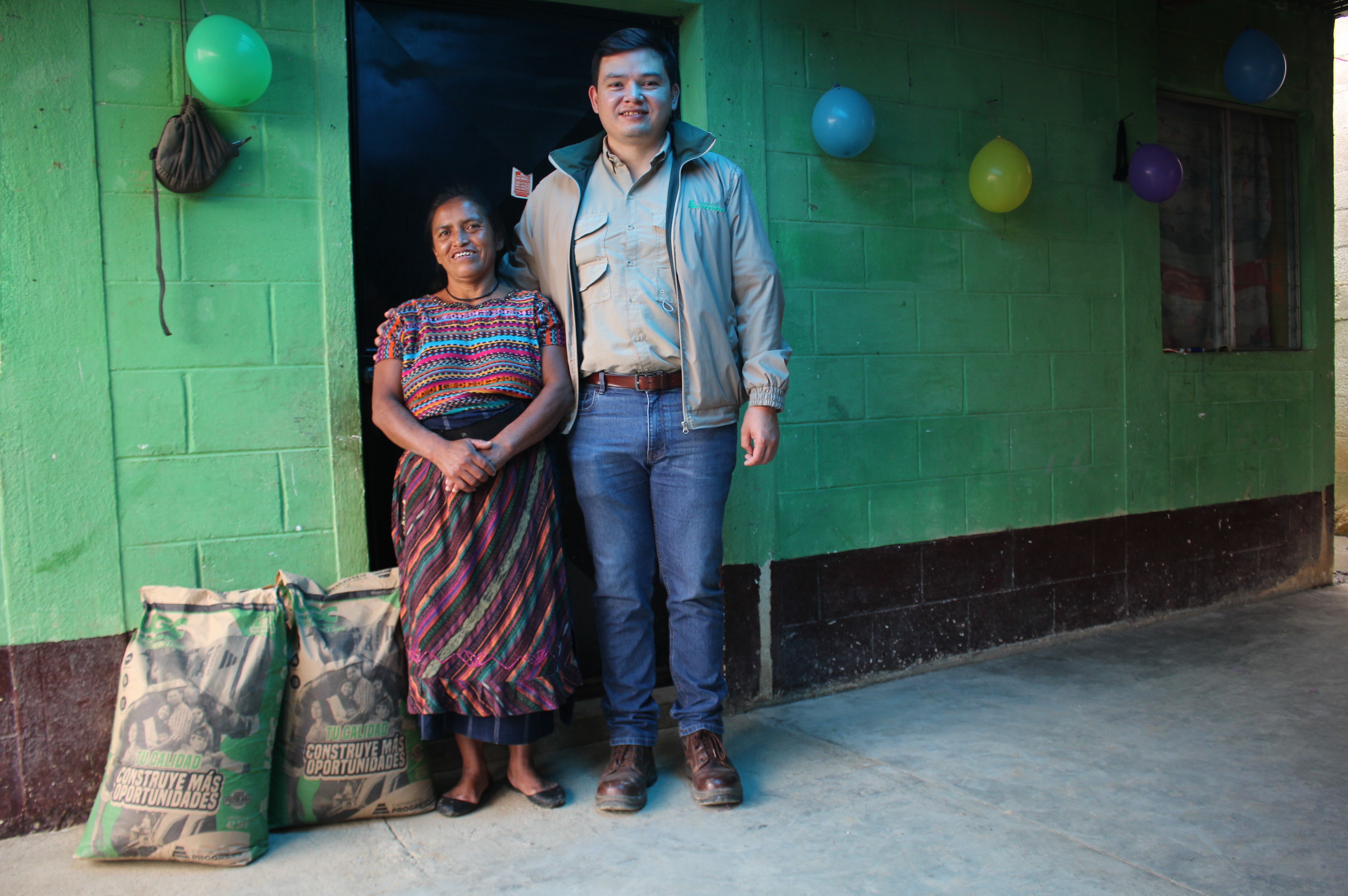 21 días de dar felicidad: Piso de cemento para la casa de doña Máxima y su familia (Día 16)