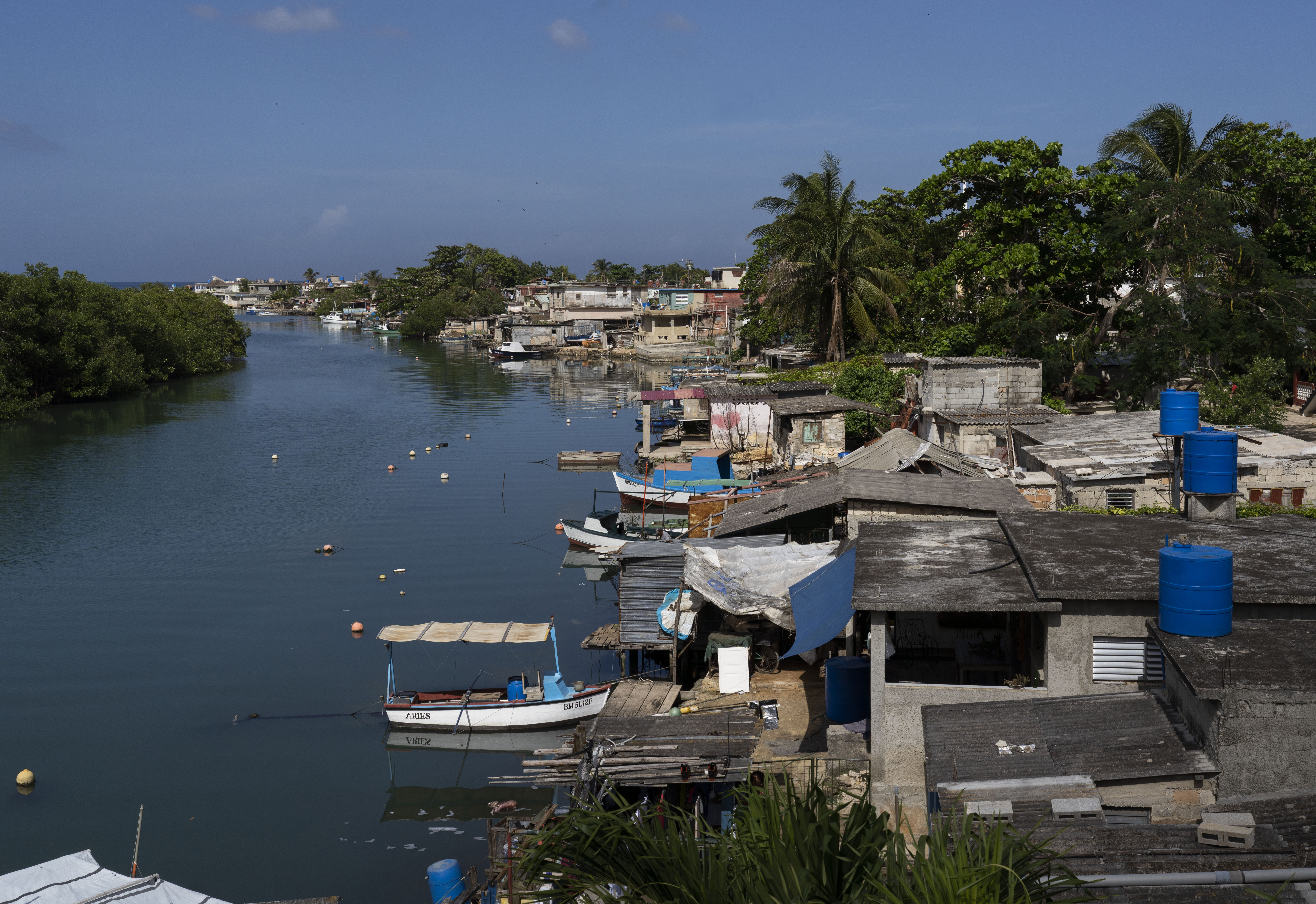 Barcos desvencijados en las costas de Baracoa, un pueblo pesquero en una ciudad llamada Artemisa, cerca de La Habana, 24 de noviembre de 2022. (Foto Prensa Libre: Eliana Aponte Tobar/The New York Times)