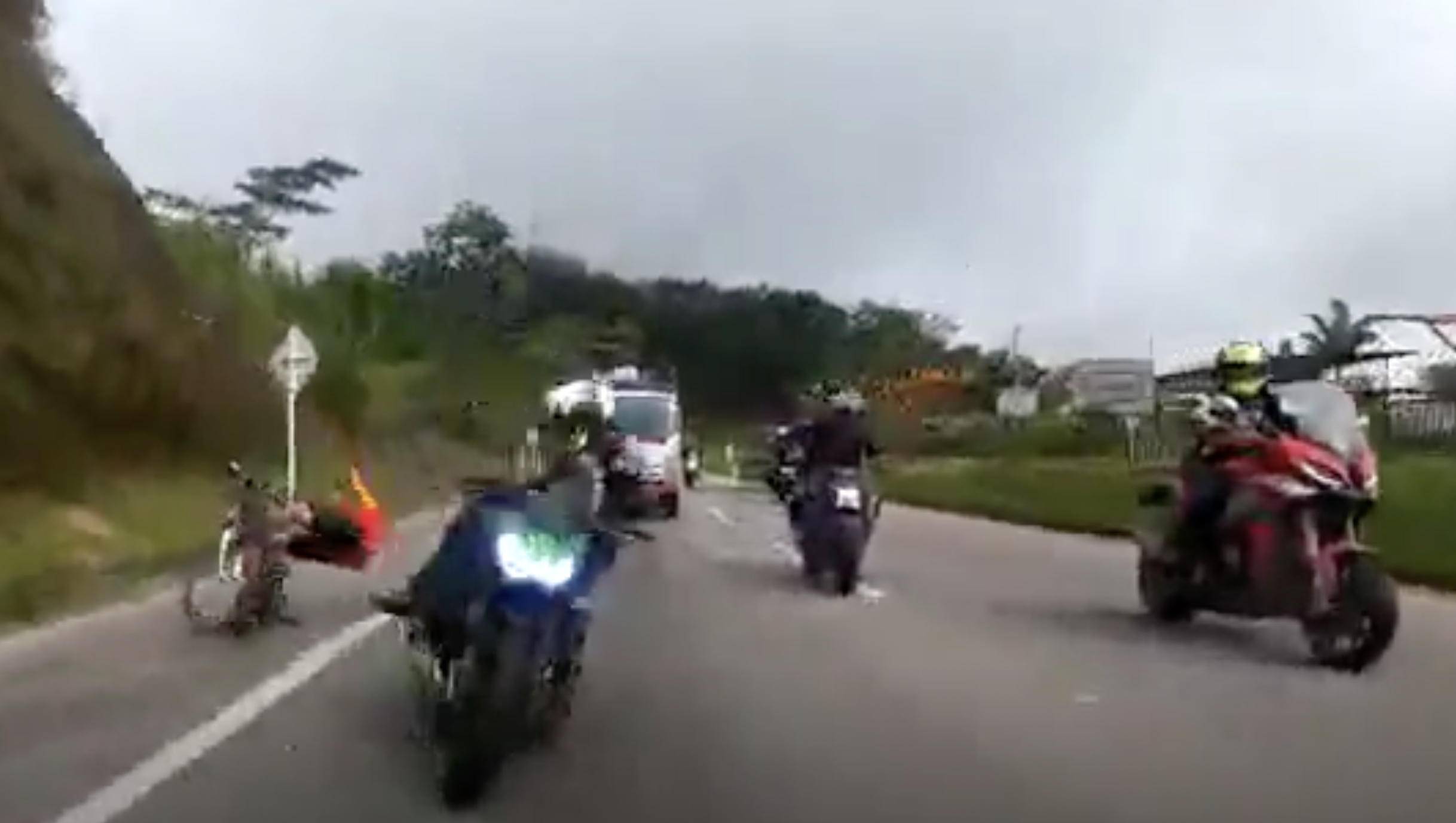 Accidente múltiple entre motocicletas y un ciclista es documentado en Bogotá. (Foto Prensa Libre: captura de pantalla)