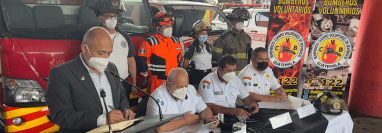 Bomberos Voluntarios lanzan la campaña de prevención Guadalupe-Reyes, para la que tendrán en aprestó unos 4 mil 800 bomberos para atender las emergencias por las fiestas de fin de año. (Foto Prensa Libre: Henry Montenegro) 