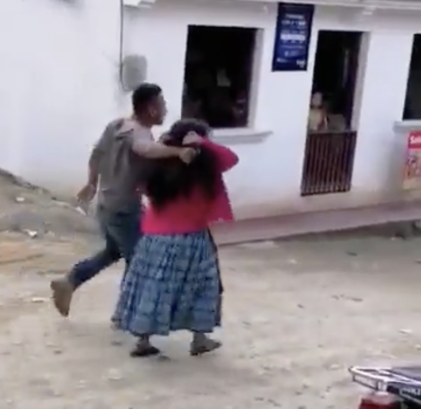 Violencia: video muestra el momento en el que un hombre agrede a una mujer embarazada en Alta Verapaz