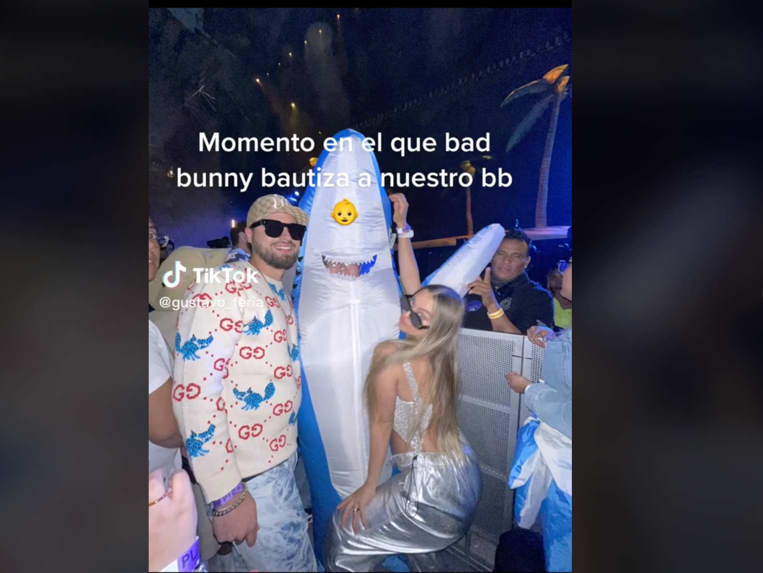 Bad Bunny durante su concierto en Monterrey, México bautiza a un bebé. (Foto Prensa Libre: captura de pantalla / TikTok @gustavo_feria)