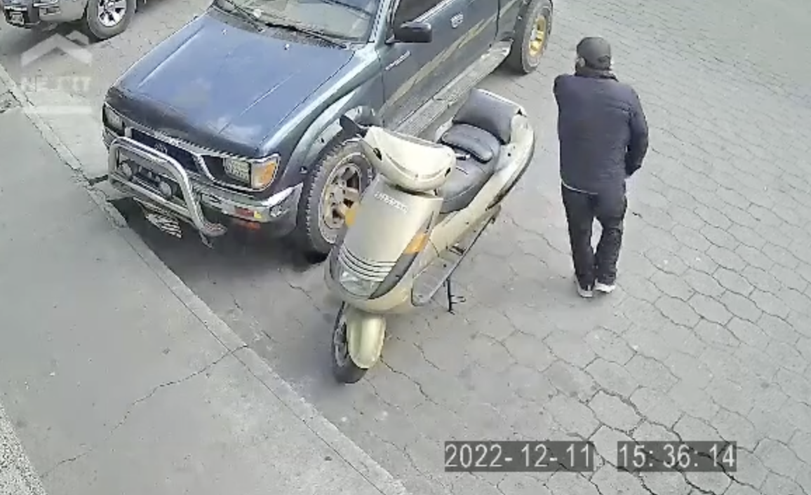 Video: en 48 segundos hombre roba un picop de un parqueo en Xela y escapa sin complicaciones