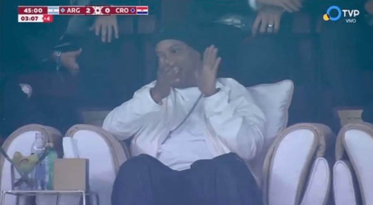 Qatar 2022: Ronaldinho aplaude uno de los goles de Julián Álvarez durante la semifinal de Argentina y Croacia