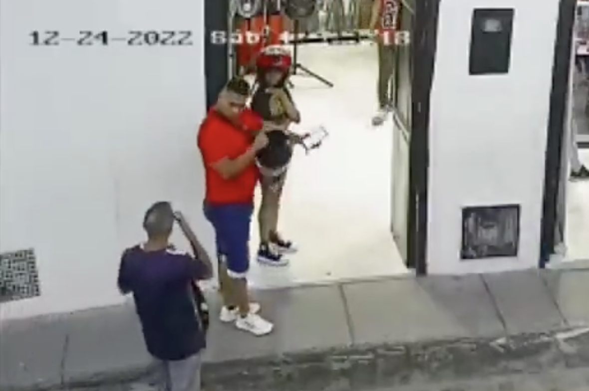 Video: un hombre mató a otra persona por tropezarse en la banqueta y tirarle el casco