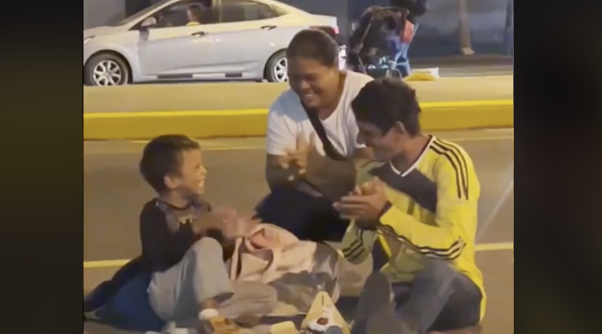Celebran cumpleaños en la calle: el emotivo video que muestra a una pareja festejando a su hijo