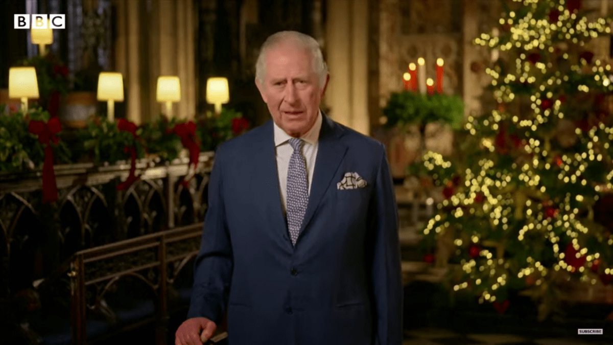 Carlos III rinde tributo a la fe de Isabel II y a quienes ayudan a los demás