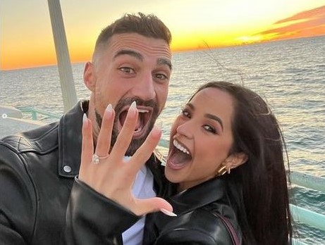 La pareja dio a conocer su compromiso en Instagram. (Foto Prensa Libre: Instagram @iambeckygy y @theylovedaboy) 