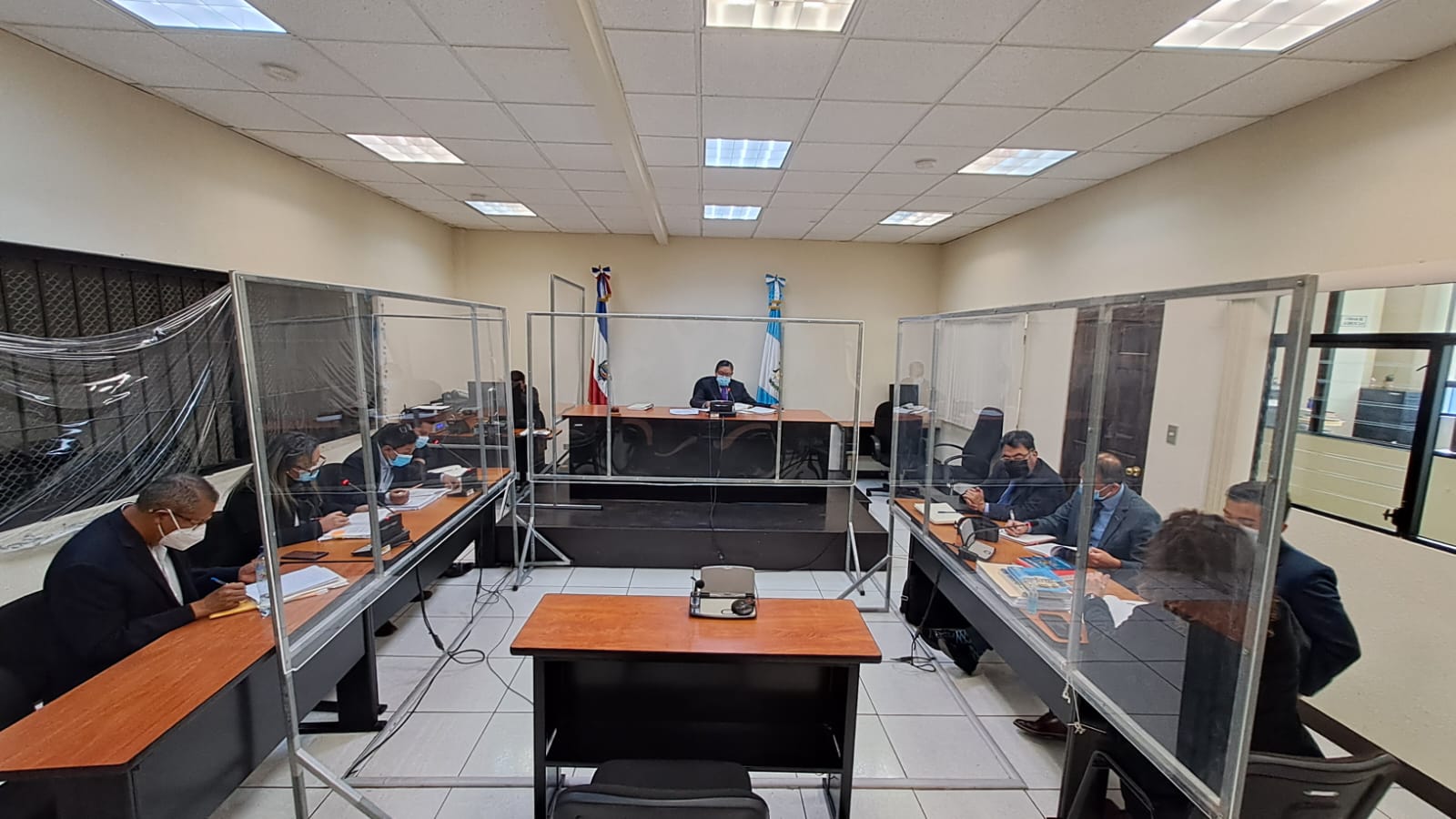 
Marvin Joel Calijau Ramírez y Óscar Humberto Chang Arreaga, exgerente y subgerente de la EEMQ, respectivamente, fueron sentenciados por un caso de corrupción. (Foto Prensa Libre: Mynor Toc)
