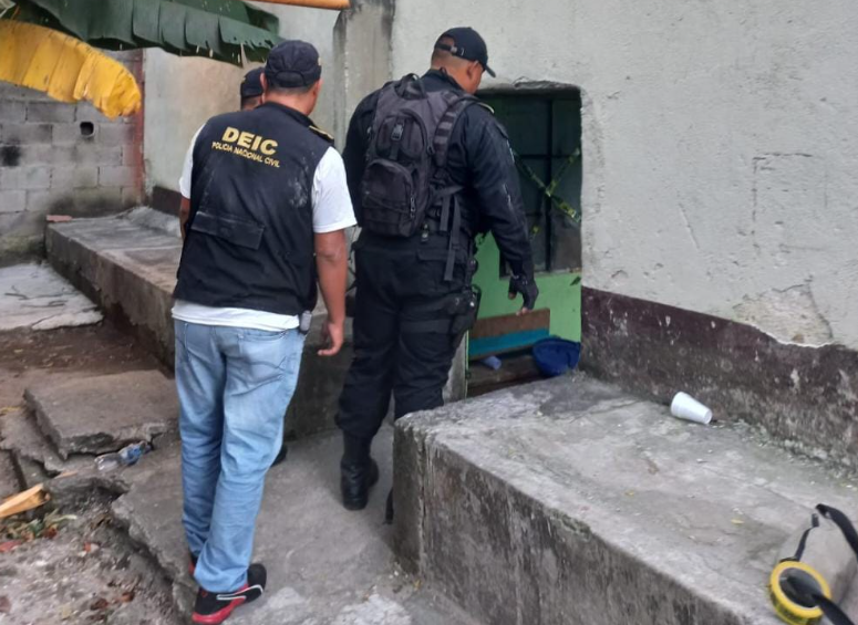 Autoridades investigan la muerte de Marycarmen del Rosario Torres registrada en Villa Nueva. (Foto Prensa Libre: PNC) 