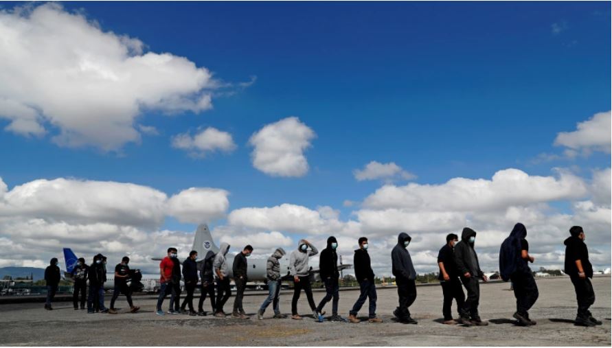 Deportados desde EE. UU. ingresan a la Fuerza Aérea Guatemalteca. Las expulsiones desde EE. UU. han aumentado en el 2022. (Foto Prensa Libre: EFE)