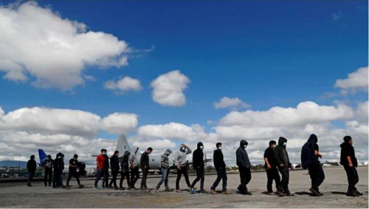 Deportados desde EE. UU. ingresan a la Fuerza AÃ©rea Guatemalteca. Las expulsiones desde EE. UU. han aumentado en el 2022. (Foto Prensa Libre: EFE)