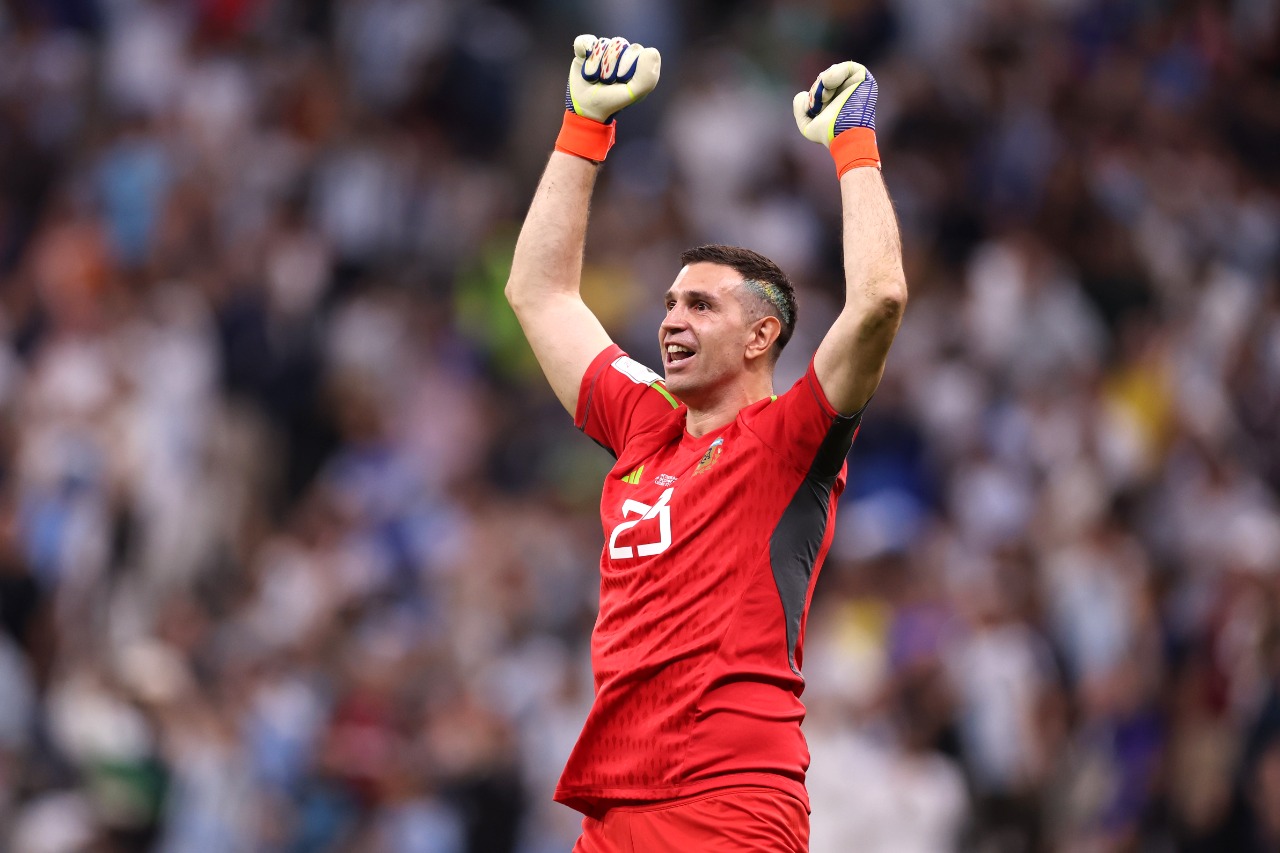 El Dibu Martínez recuerda la final de con Argentina en atajada con el Aston Villa