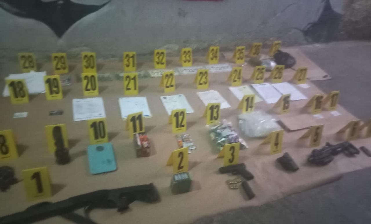 Armas localizadas durante operativos de la PNC en las zonas 3 y 15 capitalina. (Foto Prensa Libre: PNC)