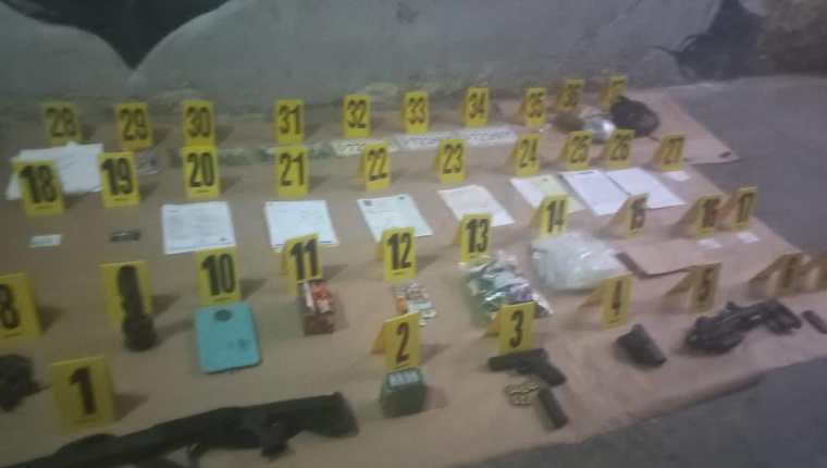 Armas localizadas durante operativos de la PNC en las zonas 3 y 15 capitalina. (Foto Prensa Libre: PNC)