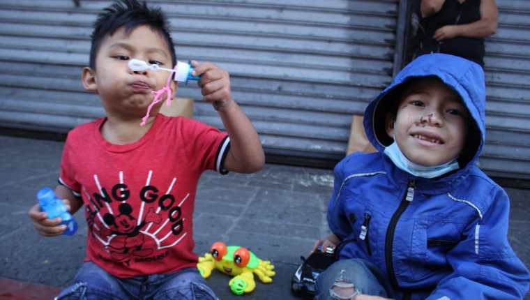 Ian y José disfrutan jugando con los regalos que les obsequiaron en 21 días de dar felicidad. (Foto Prensa Libre: Mercadeo Prensa Libre)