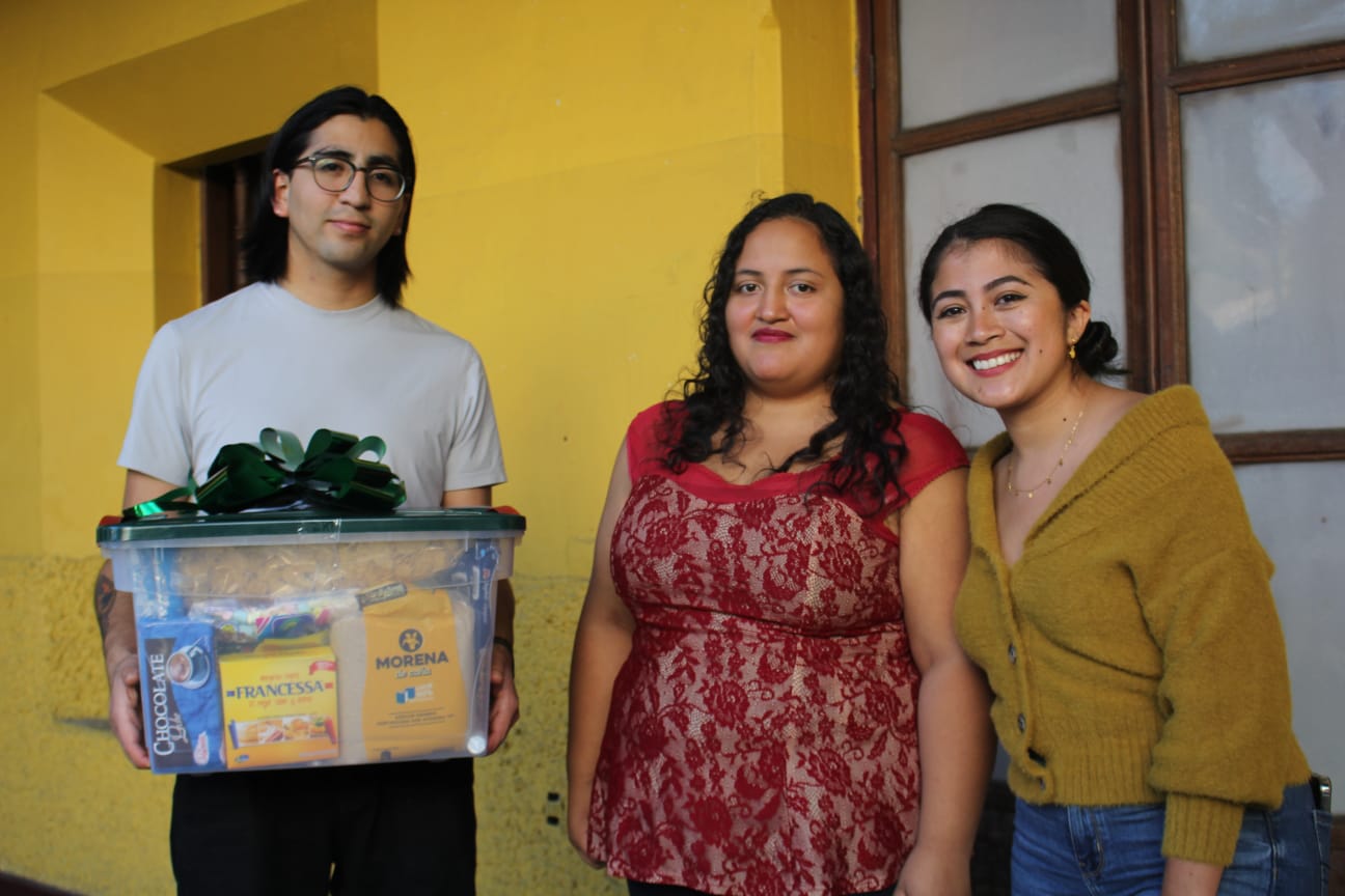Mayra Chávez (al centro) recibió una canasta navideña con ingredientes para preparar la cena de Navidad. (Foto Prensa Libre: Mercadeo Prensa Libre).