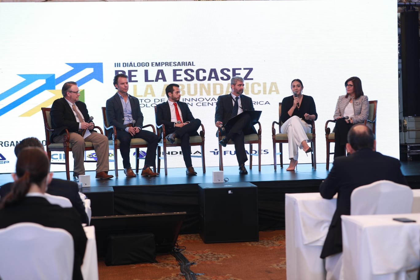Empresarios, ponentes y emprendedores de Guatemala, El Salvador y Honduras celebraron el III Diálogo Empresarial 2022, “De la escasez a la abundancia. El reto de la innovación tecnológica en Centroamérica”. (Foto Prensa Libre).