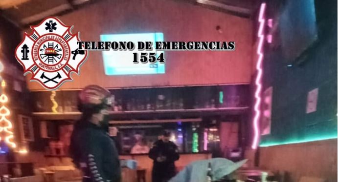 Bomberos y agentes de la PNC en el lugar del triple crímen en la colonia Monte Carmelo 3, Ciudad Quetzal. (Foto Prensa Libre: Bomberos Municipales Departamentales)