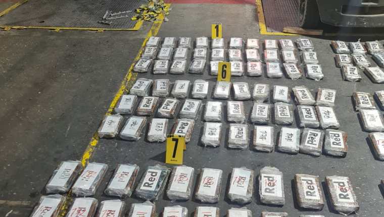 Las fuerzas de seguridad localizaron 264 paquetes con cocaína en Puerto Barrios, Izabal. (Foto Prensa Libre: MP)