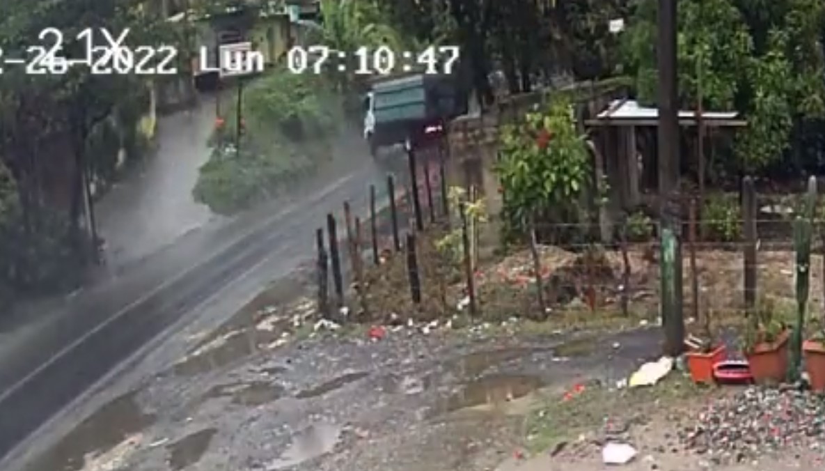 Video: Captan el momento en que un camión derrapa y atropella a un motorista