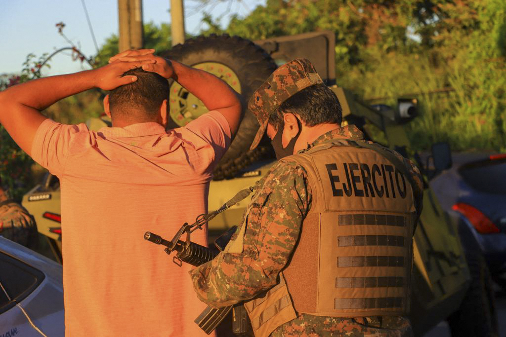 Autoridades salvadoreñas efectúan operativos en busca de pandilleros. (Foto Prensa Libre: Presidencia El Salvador / AFP)