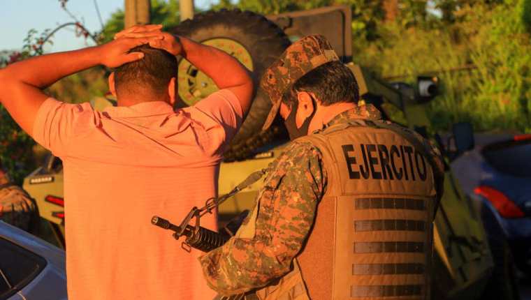 Autoridades salvadoreñas efectúan operativos en busca de pandilleros. (Foto Prensa Libre: Presidencia El Salvador / AFP)
