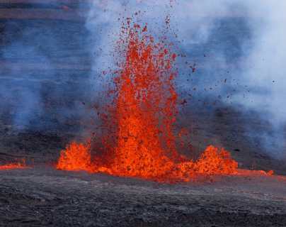 Ríos de lava de volcán en Hawái se aproximan a crucial carretera de la isla