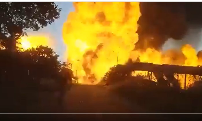 Momento de la explosión de un camión que llevaba gas en Sudáfrica. (Foto: captura de video/@politicandoss/Twitter)