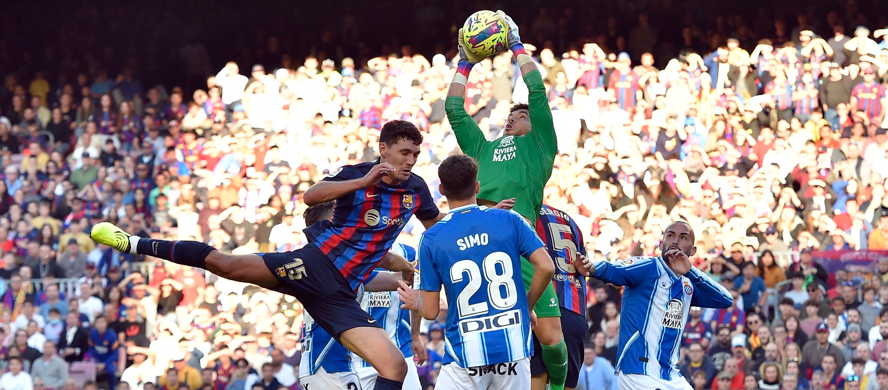 El portero del Espanyol Álvaro Fernández tuvo buenas intervenciones para evitar que el Barcelona le hiciera más daño. (Foto Prensa Libre: AFP)