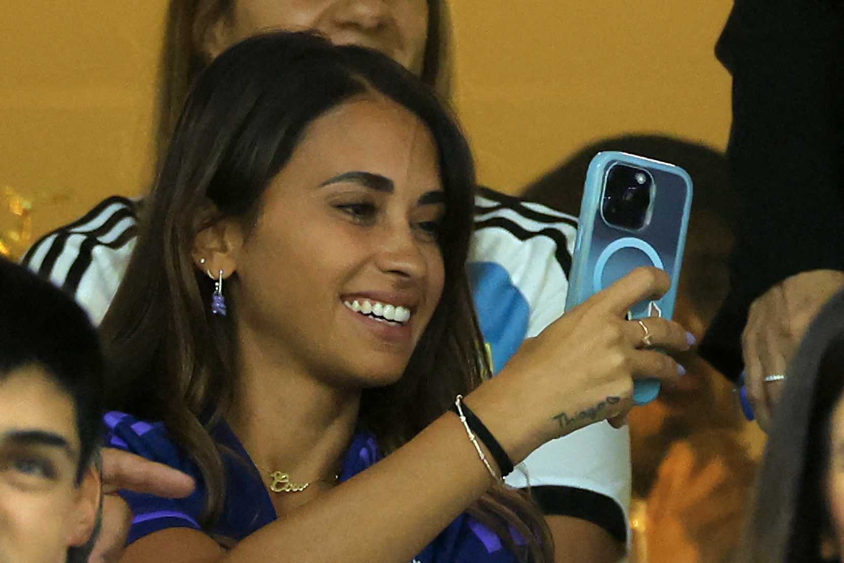 Antonela Roccuzzo, esposa de Leo Messi, en el juego de cuartos de final. (Foto Prensa Libre: Instagram @antonelaroccuzzo)