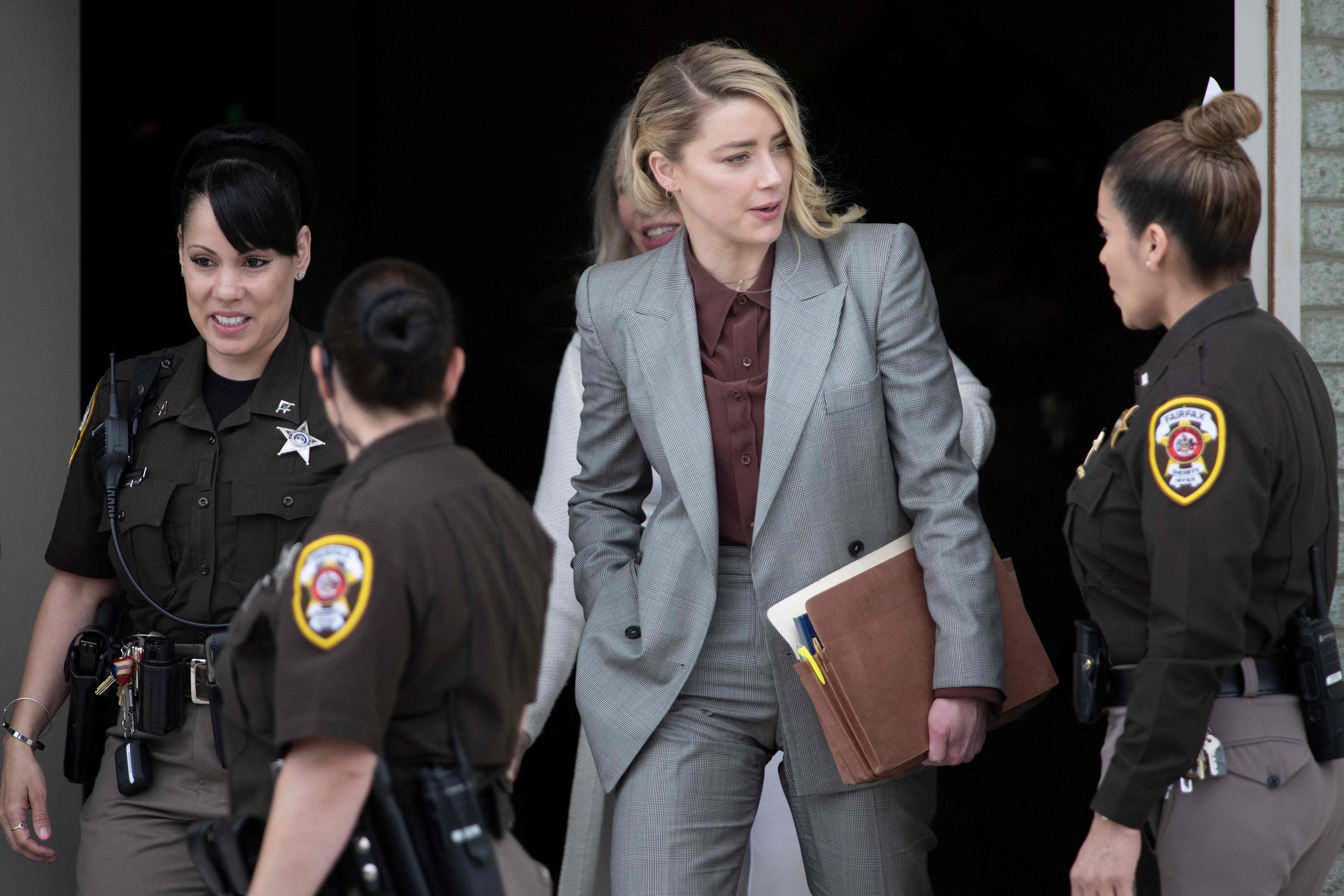 Amber Heard y Johnny Depp se enfrentaron en los tribunales por un caso de difamación. (Foto Prensa Libre: AFP)