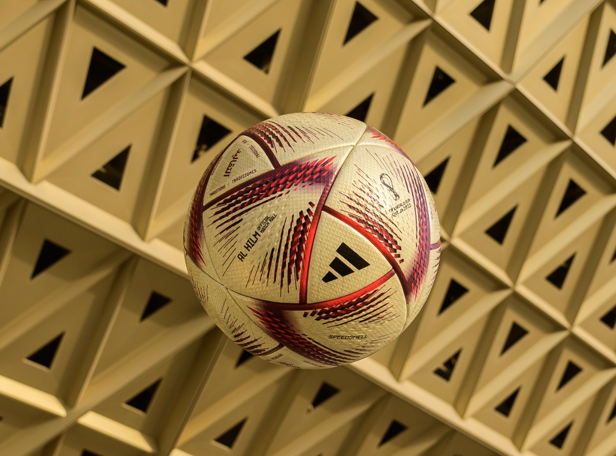 El Al Hilm es el nuevo balón para las semifinales y la final del Mundial de Qatar.  Foto Prensa Libre (adidasfootball)