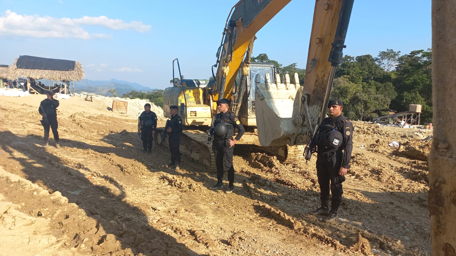 Agentes de la PNC localizaron maquinaria que posiblemente era utilizada para la explotación ilegal de jade, en el área protegida Montaña Chiclero, Morales, Izabal. (Foto Prensa Libre: MP)
