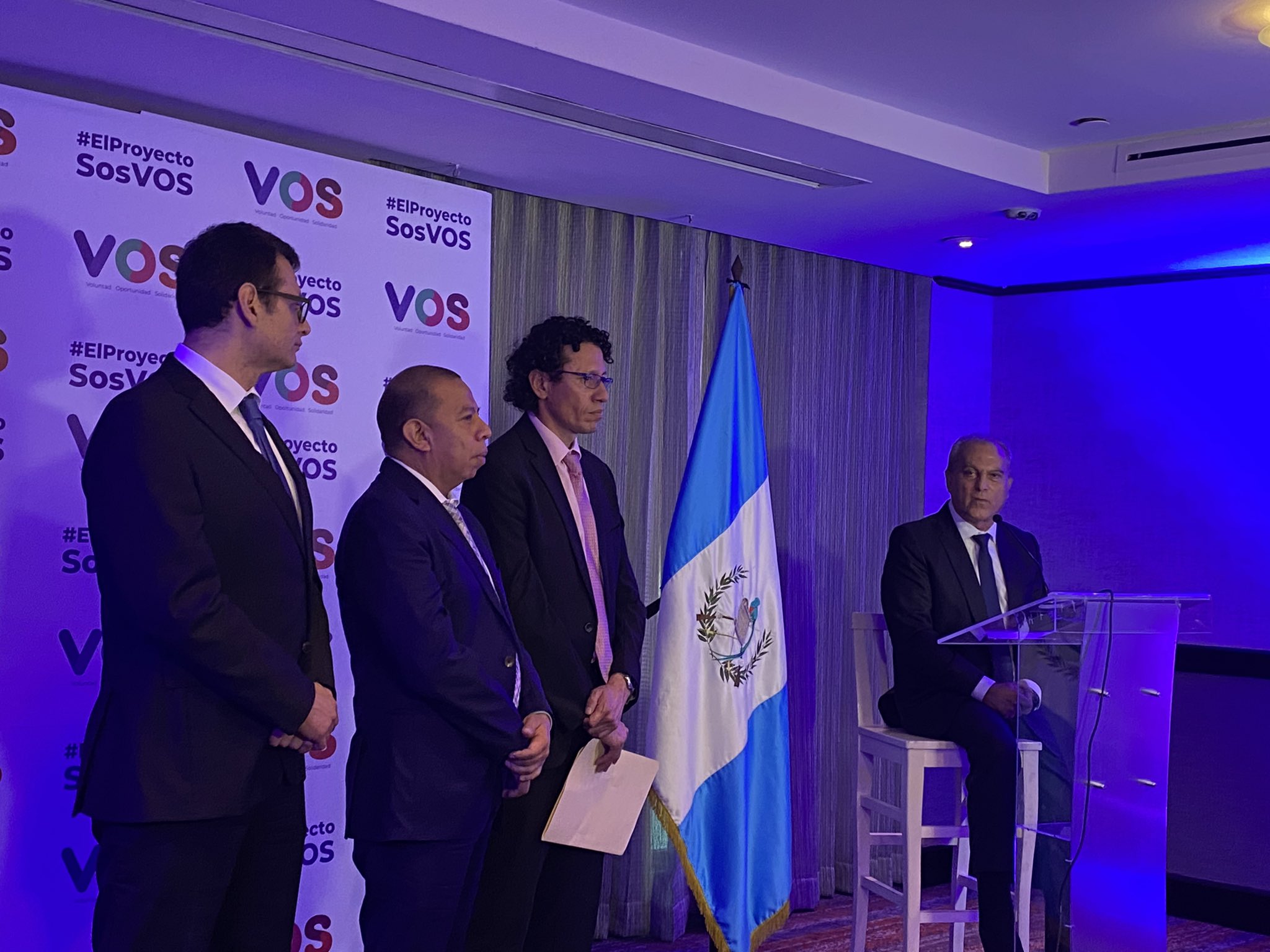 El partido VOS y la plataforma Guatemala Va formaron una alianza y presentaron a Manuel Villacorta -sentado- como coordinador de plan de gobierno. (Foto Prensa Libre: Tomada de @GPOposicion)