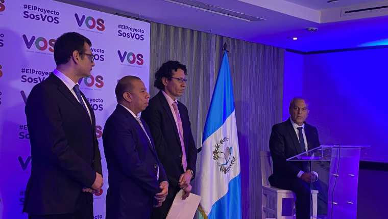 El partido VOS y la plataforma Guatemala Va formaron una alianza y presentaron a Manuel Villacorta -sentado- como coordinador de plan de gobierno. (Foto Prensa Libre: Tomada de @GPOposicion)