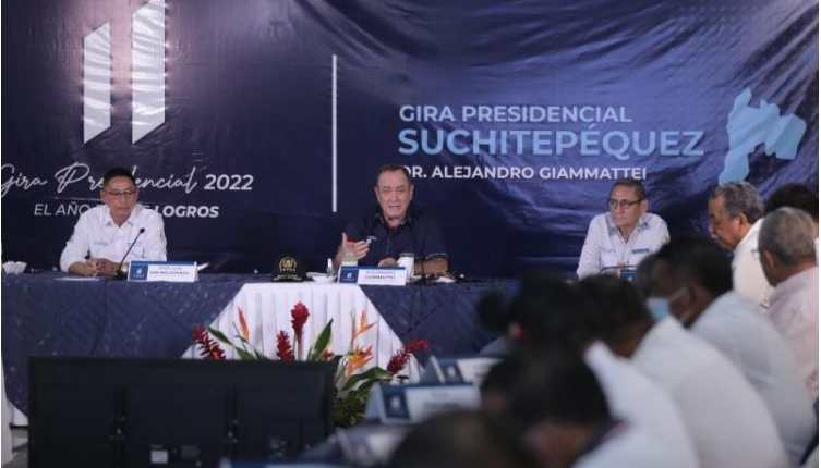 El presidente Giammattei ha buscado congraciarse con alcaldes en sus giras presidenciales. (Foto Prensa Libre: Gobierno de Guatemala)