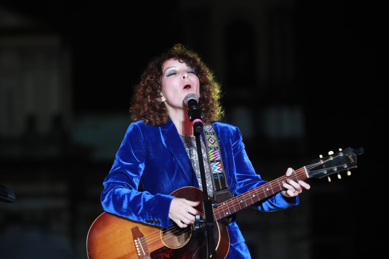 Gaby Moreno llena de música navideña la Plaza de la Constitución