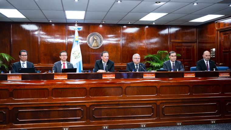 Álvaro González Ricci, (al centro) presidente del Banguat en conferencia de prensa al dar a conocer la decisión de la Junta Monetaria de aumentar la tasa líder de interés el pasado miércoles 30 de noviembre. (Foto Prensa Libre: Cortesía) 
