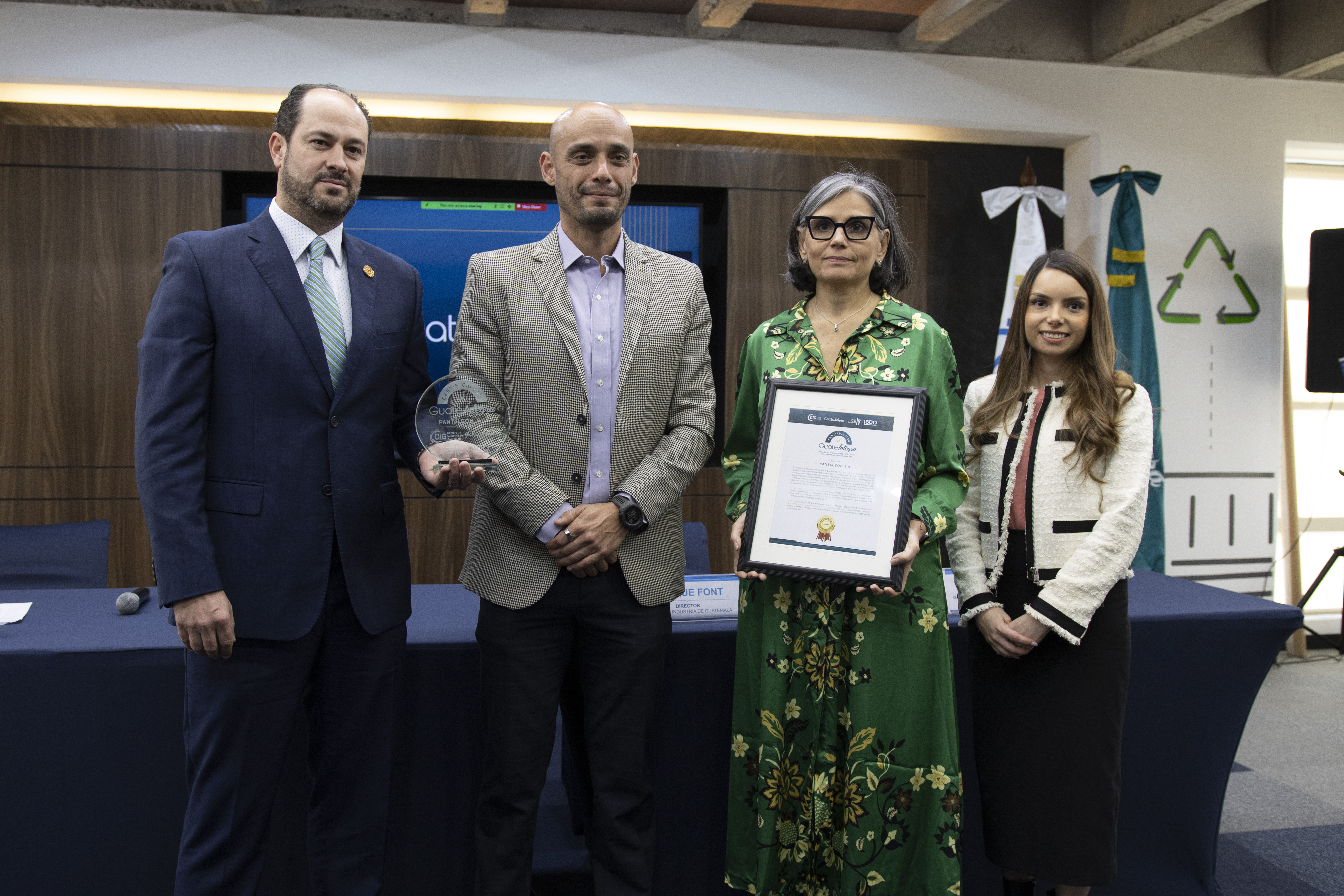 La Cámara de Industria de Guatemala (CIG), hizo entrega de la primera certificación GuateÍntegra Anticorrupción, al Ingenio Pantaleón. (Foto Prensa Libre: cortesía de CIG).