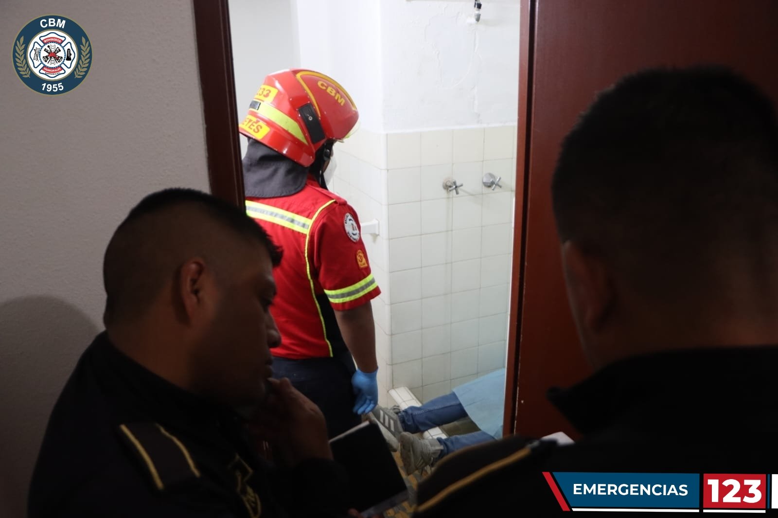 Socorristas hallaron el cadáver de un hombre en un hotel de la zona 1.  (Foto Prensa Libre: Bomberos Municipales)