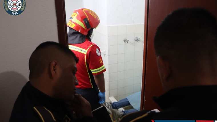Socorristas hallaron el cadáver de un hombre en un hotel de la zona 1.  (Foto Prensa Libre: Bomberos Municipales)