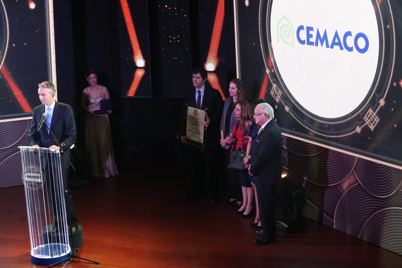 El Instituto Técnico de Capacitación y Productividad (Intecap) otorgó el Galardón a la Productividad y Competitividad “Ricardo Castillo Sinibaldi” 2022 a Cemaco. (Foto Prensa Libre)