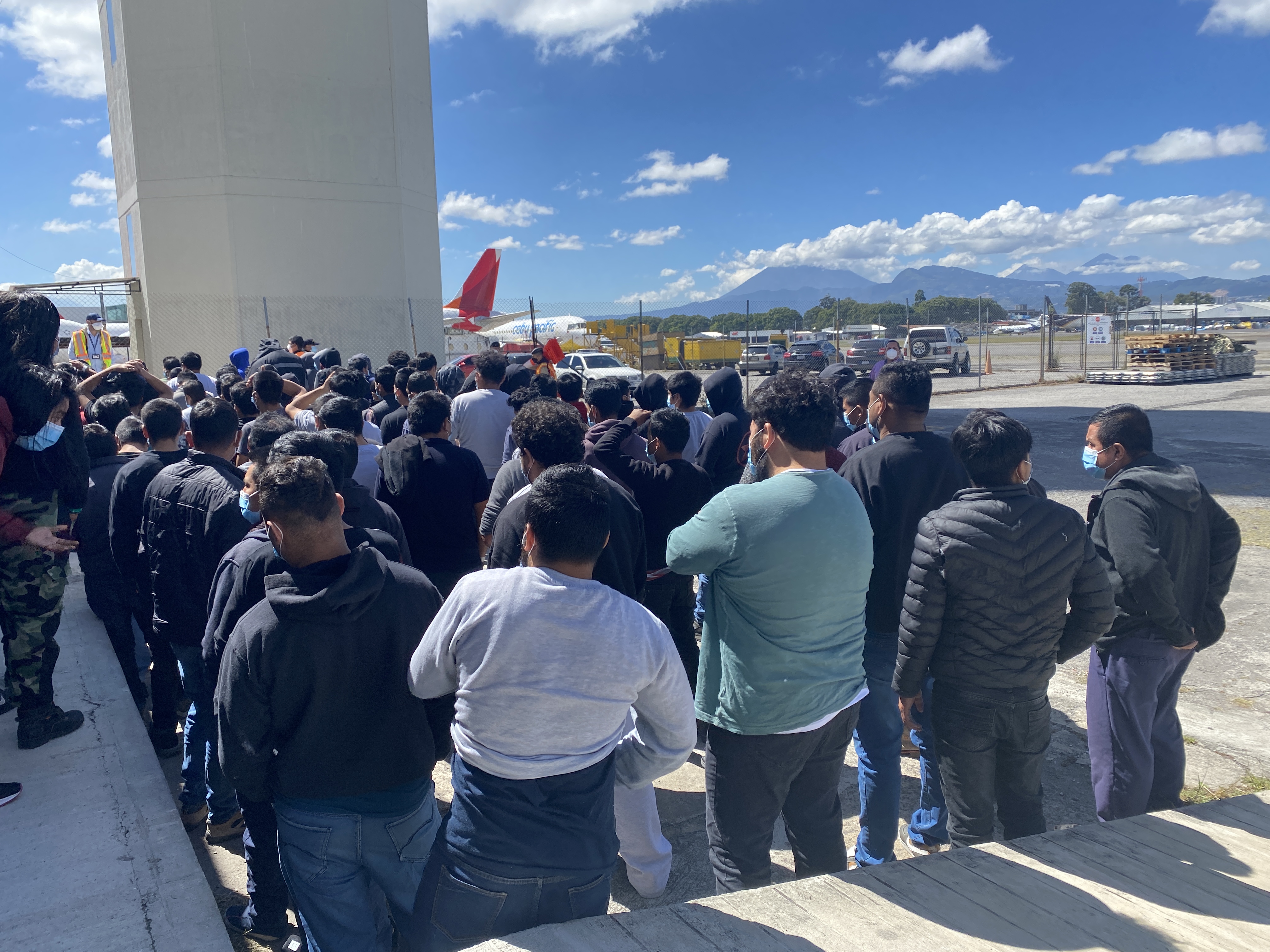 Migrantes deportados hacen fila en las instalaciones de la Fuerza Aérea para registrar su retorno a Guatemala. La atención de Conamigua se centra en brindarles una refacción y distintas asesorías. (Foto: IGM)