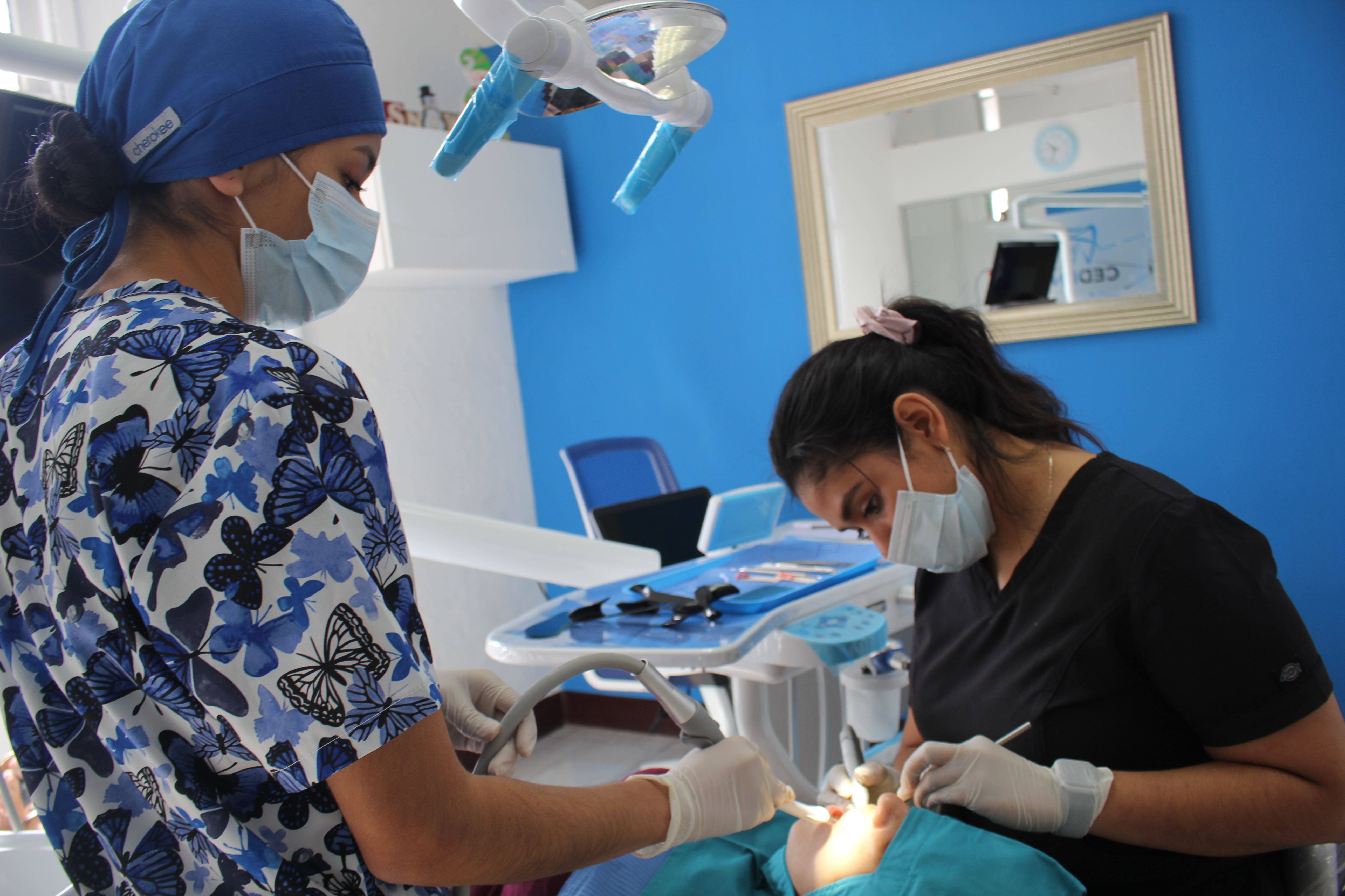 La odontóloga IvaniaAndré Santos durante la revisión de la dentadura de Zulema Rodas. (Foto Prensa Libre: Mercadeo Prensa Libre)