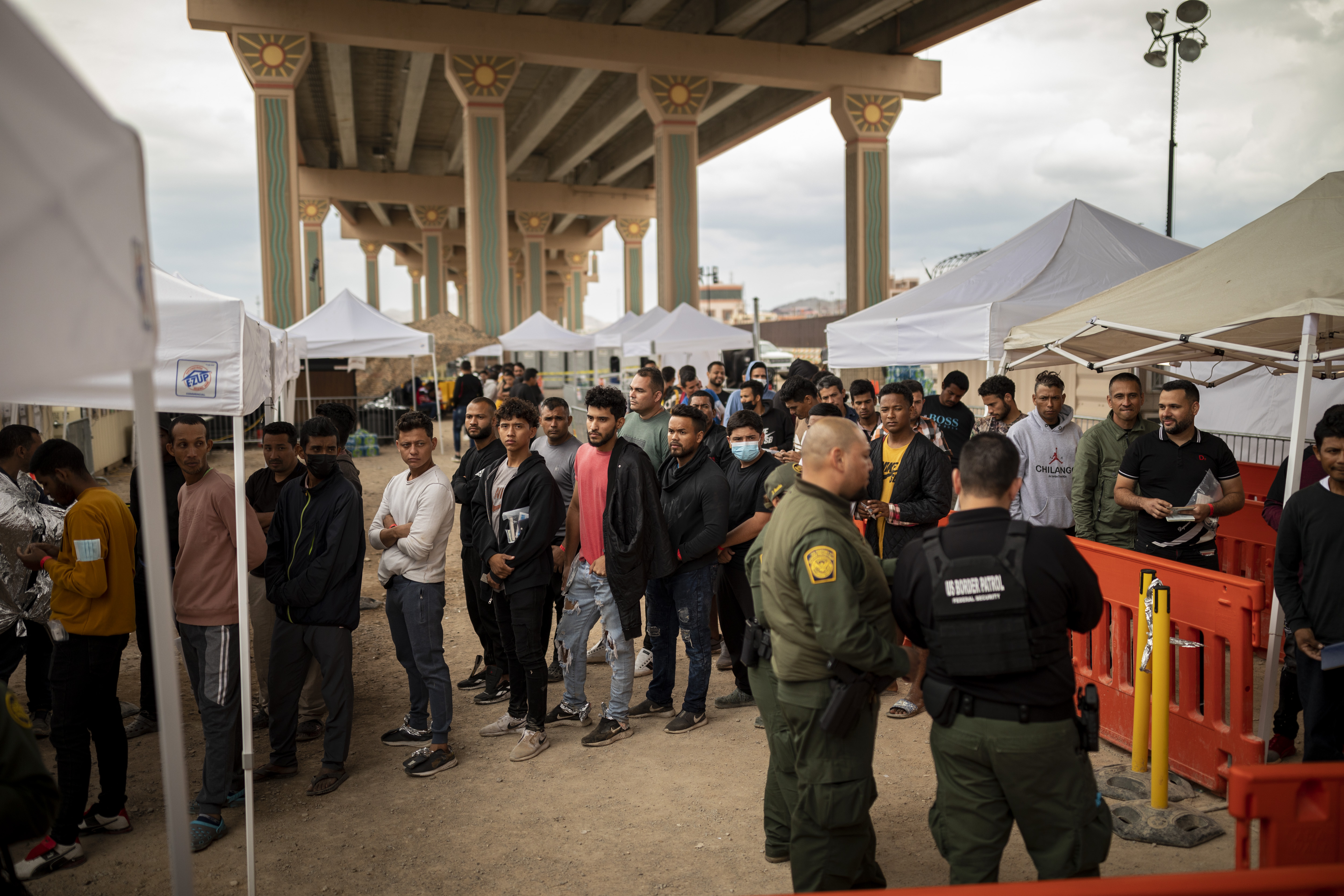 Migrantes esperan a ser procesados en El Paso, Texas, el 7 de octubre de 2022. (Foto Prensa Libre: Ivan Pierre Aguirre/The New York Times)