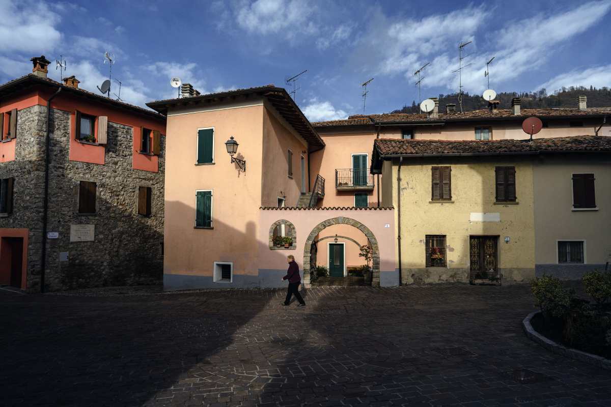 Una mujer camina por el centro de Livemmo, en la provincia italiana de Brescia, el 18 de noviembre de 2022.(Foto Prensa Libre: Alessandro Grassani/The New York Times)