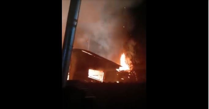 Un incendio estructural declarado ocurre esta noche de 31 de diciembre en el municipio de San Martín Zapotitlán, Retalhuleu. Varias compañías de Bomberos Voluntarios se han desplazado a residencial Balcones. Hasta ahora no se reportan heridos, solo pérdidas materiales. Foto captura de pantalla.