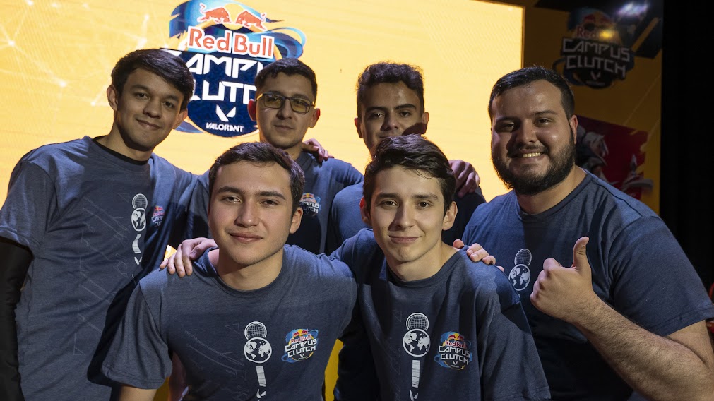 Los integrantes de Aqua Gaming Gaming buscan destacar en el torneo Red Bull Campus Clutch en Brasil del 13 al 16 de diciembre.  (Foto Prensa Libre: cortesía Red Bull)