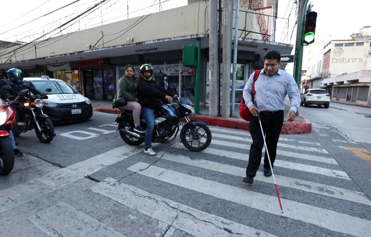 En Guatemala hay más de 1.4 millones de personas con alguna discapacidad, pero las ciudades no facilitan su movilidad. (Foto Prensa Libre: María René Barrientos)